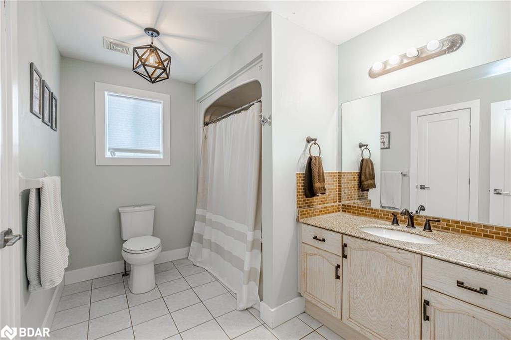 63 Mapleton Avenue, Barrie, ON - Indoor Photo Showing Bathroom
