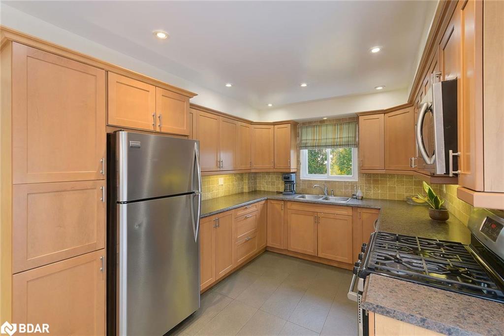4207 Trapper Crescent, Mississauga, ON - Indoor Photo Showing Kitchen With Double Sink