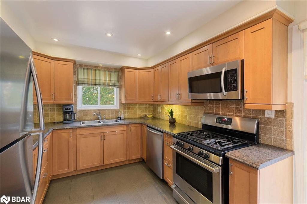 4207 Trapper Crescent, Mississauga, ON - Indoor Photo Showing Kitchen With Double Sink