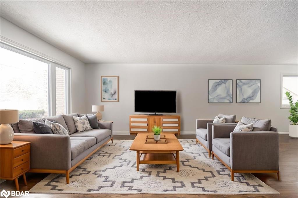 5853 Yonge Street, Innisfil, ON - Indoor Photo Showing Living Room