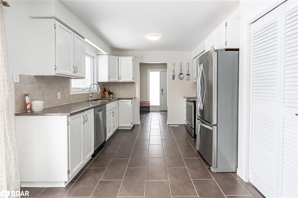 5853 Yonge Street, Innisfil, ON - Indoor Photo Showing Kitchen