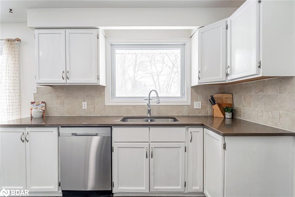 5853 Yonge Street, Innisfil, ON - Indoor Photo Showing Kitchen With Double Sink