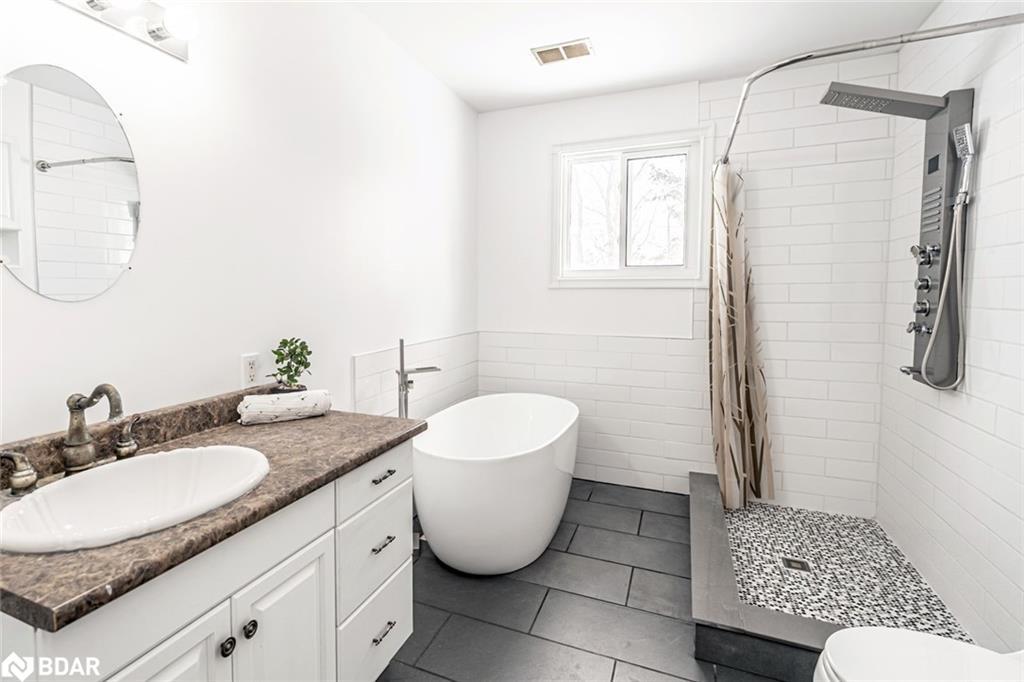 5853 Yonge Street, Innisfil, ON - Indoor Photo Showing Bathroom