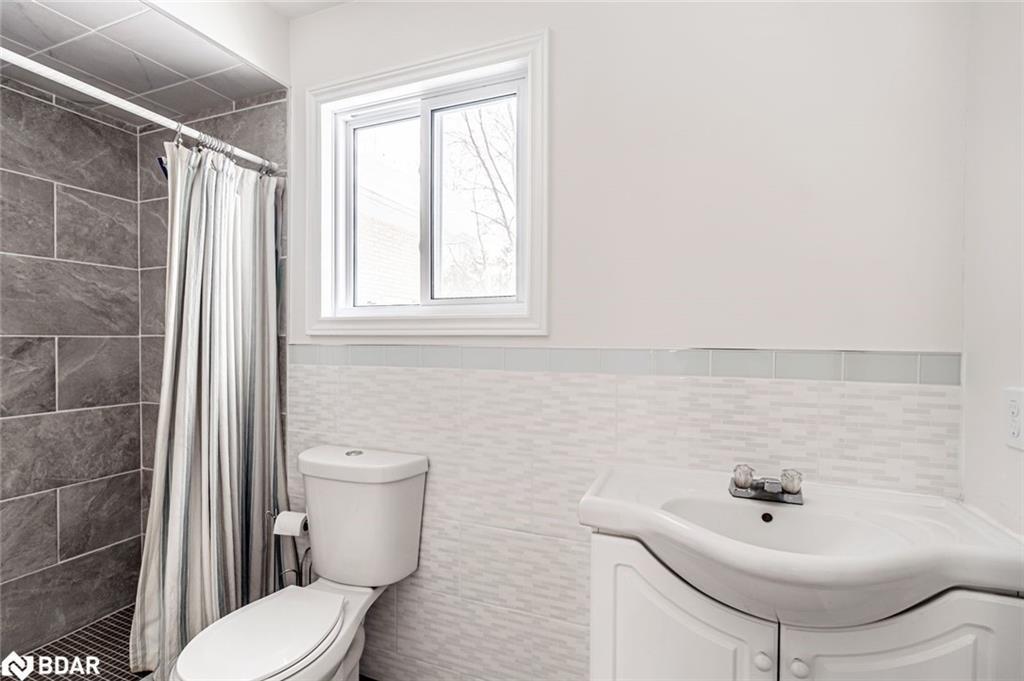 5853 Yonge Street, Innisfil, ON - Indoor Photo Showing Bathroom