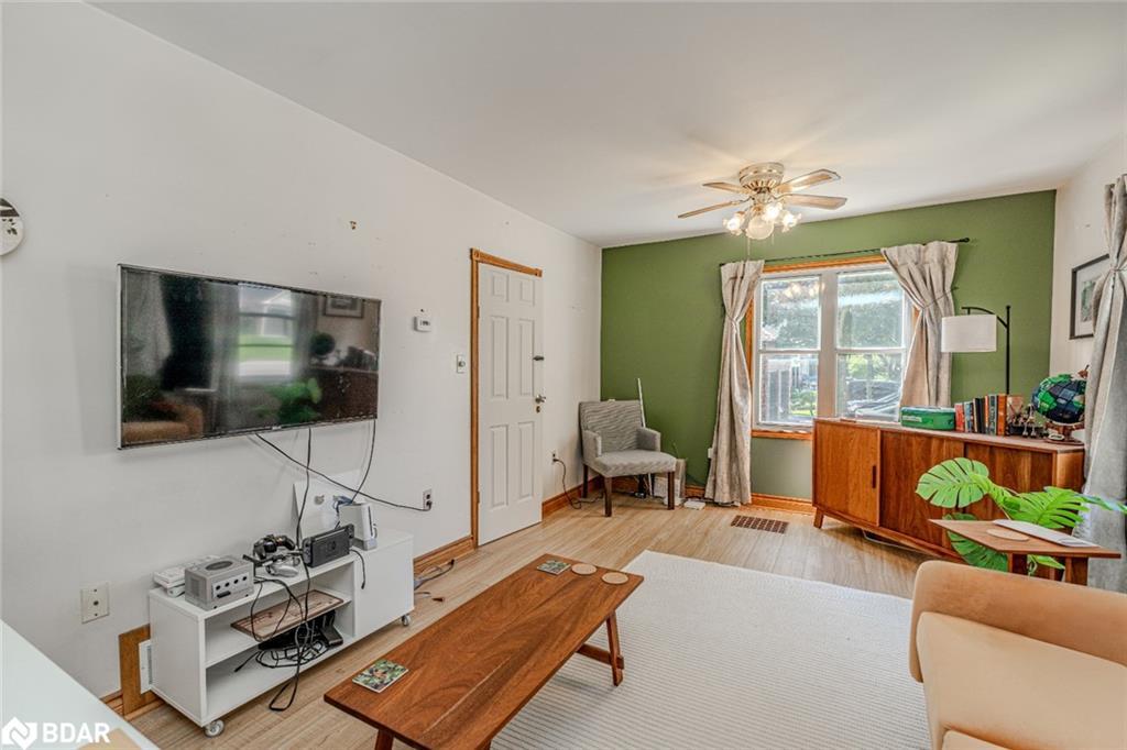 85 Tyler Street, Aurora, ON - Indoor Photo Showing Living Room