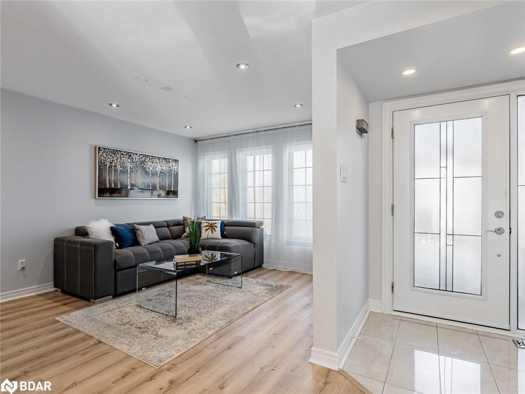 129 Flagstone Way, Newmarket, ON - Indoor Photo Showing Living Room