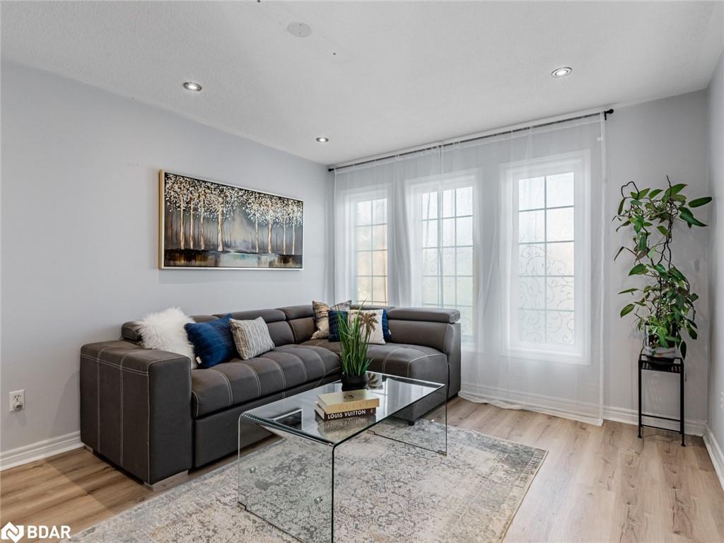 129 Flagstone Way, Newmarket, ON - Indoor Photo Showing Living Room