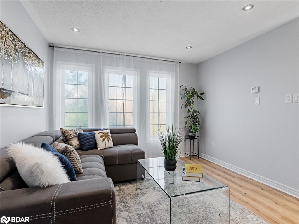 129 Flagstone Way, Newmarket, ON - Indoor Photo Showing Living Room