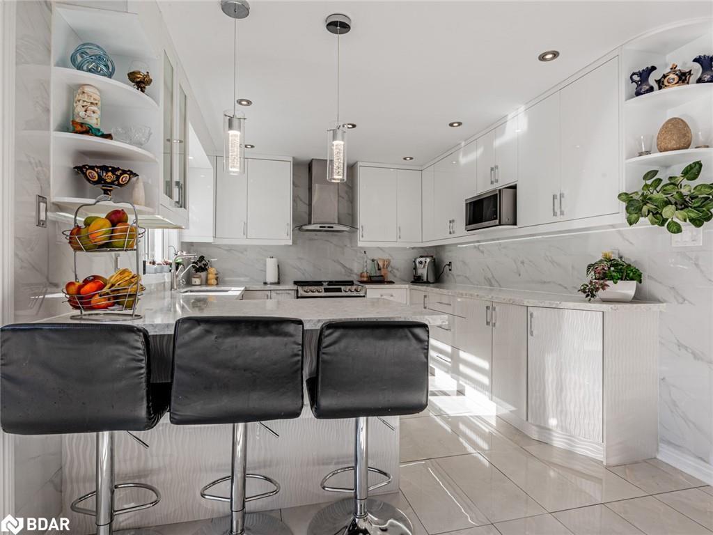 129 Flagstone Way, Newmarket, ON - Indoor Photo Showing Kitchen With Upgraded Kitchen