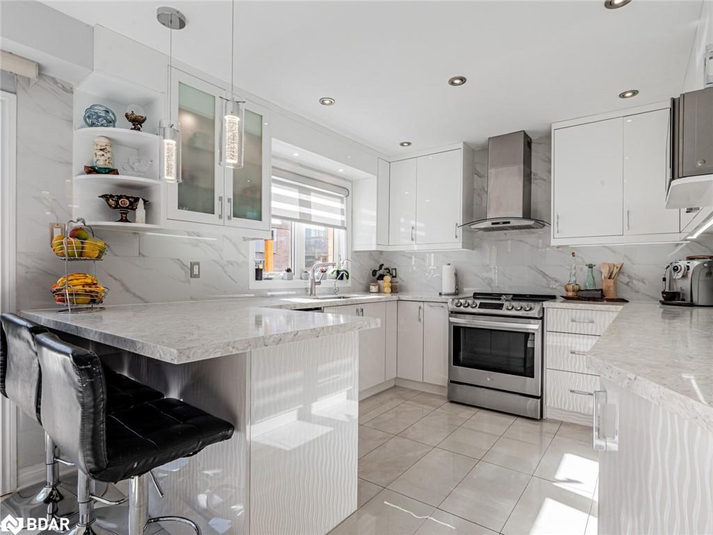 129 Flagstone Way, Newmarket, ON - Indoor Photo Showing Kitchen With Upgraded Kitchen