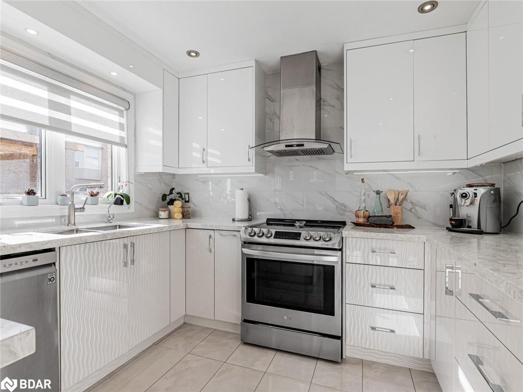 129 Flagstone Way, Newmarket, ON - Indoor Photo Showing Kitchen With Upgraded Kitchen