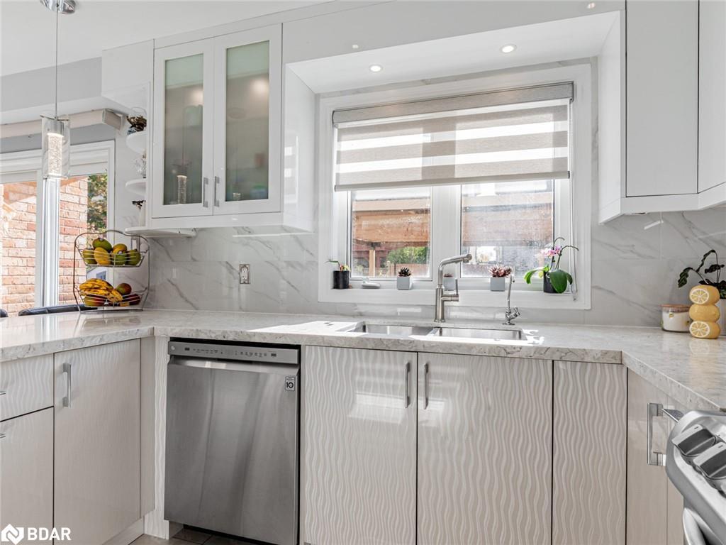 129 Flagstone Way, Newmarket, ON - Indoor Photo Showing Kitchen With Upgraded Kitchen