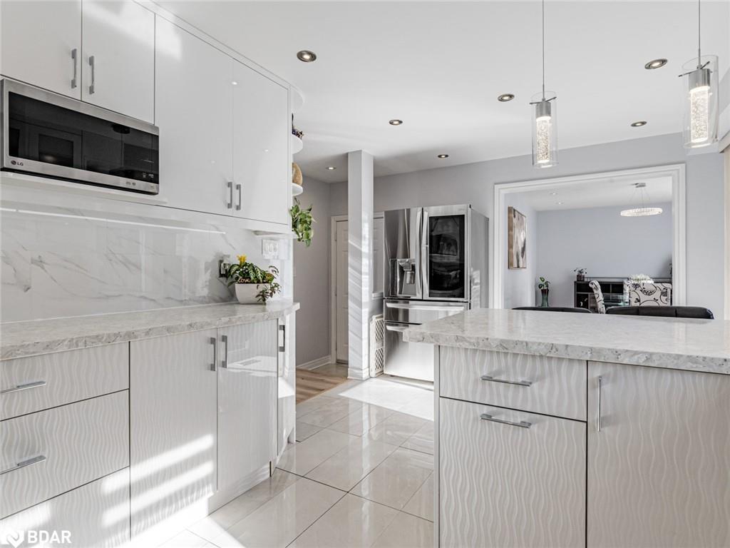 129 Flagstone Way, Newmarket, ON - Indoor Photo Showing Kitchen With Upgraded Kitchen