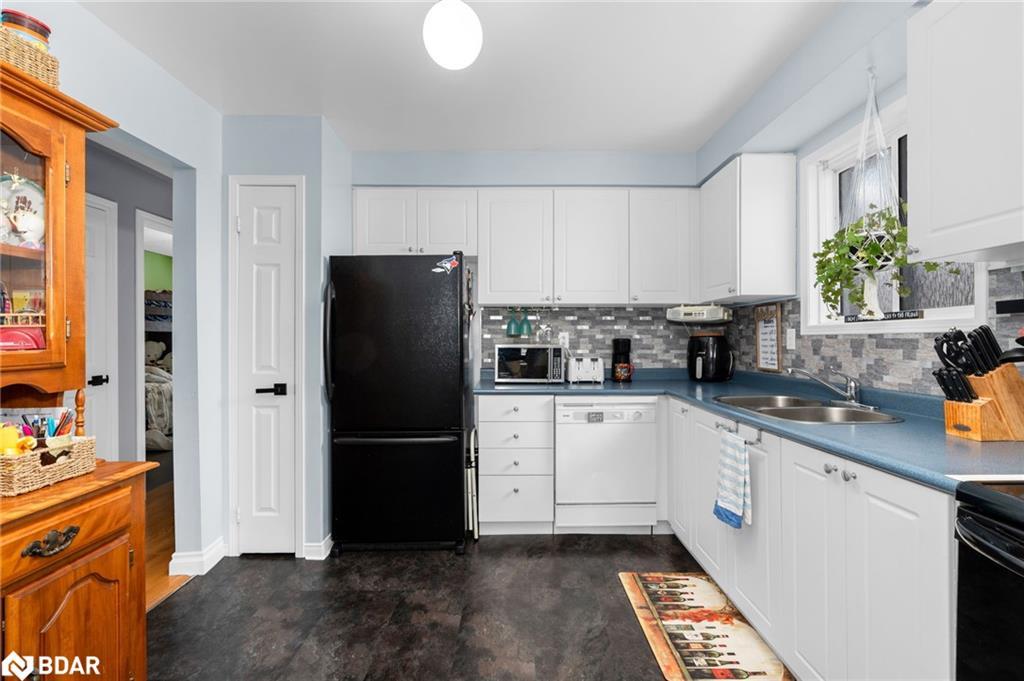 13 Kate Aitken Crescent, New Tecumseth, ON - Indoor Photo Showing Kitchen With Double Sink