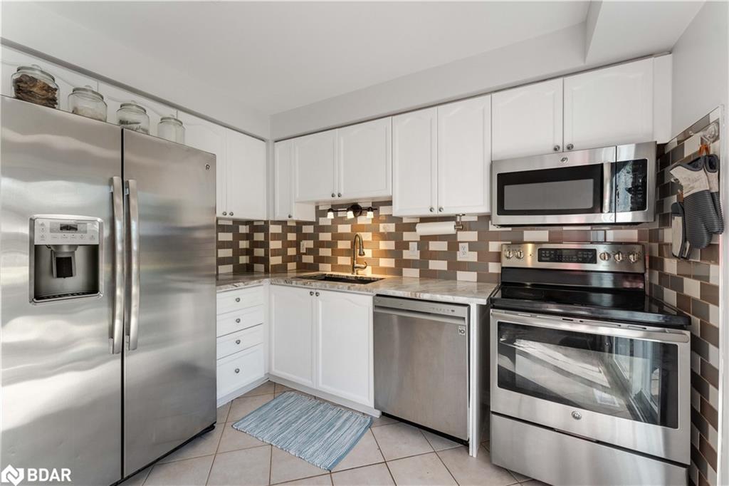 10 Carter Road, Barrie, ON - Indoor Photo Showing Kitchen