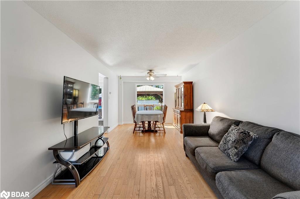 10 Carter Road, Barrie, ON - Indoor Photo Showing Living Room