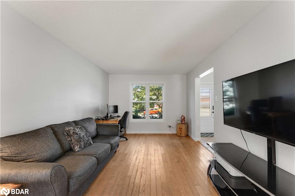 10 Carter Road, Barrie, ON - Indoor Photo Showing Living Room