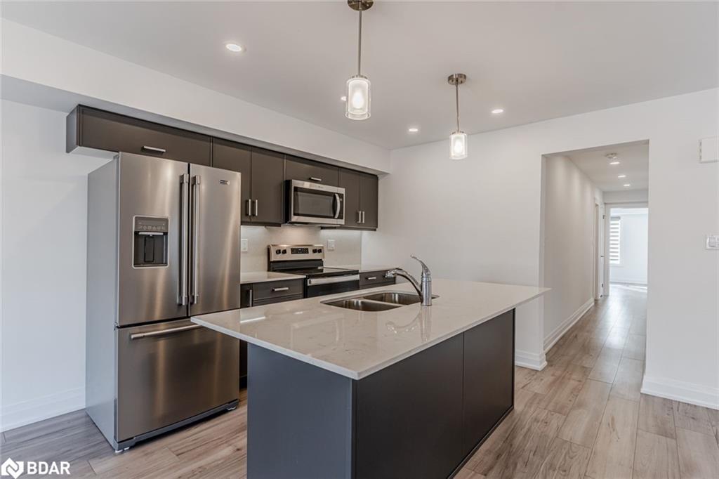 5-23 Hay Lane, Barrie, ON - Indoor Photo Showing Kitchen With Stainless Steel Kitchen With Double Sink With Upgraded Kitchen