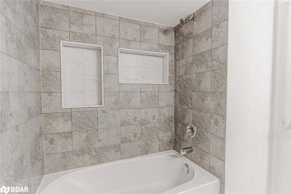 5-23 Hay Lane, Barrie, ON - Indoor Photo Showing Bathroom