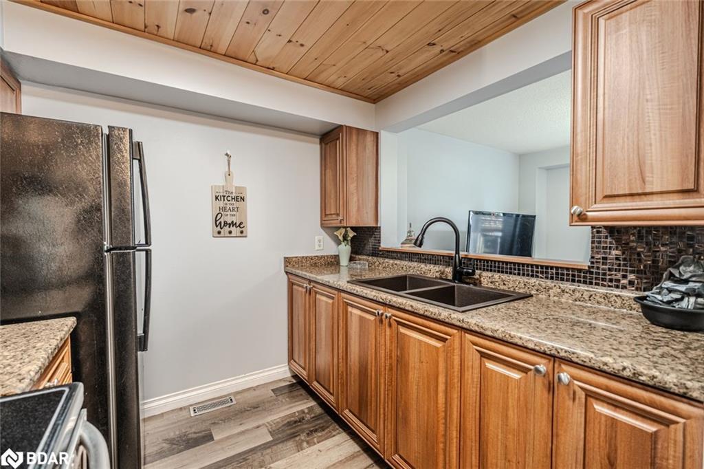 193 Nathan Crescent, Barrie, ON - Indoor Photo Showing Kitchen With Double Sink