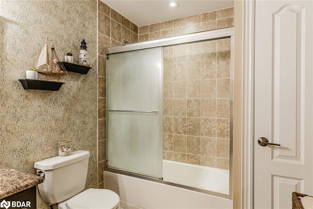 212-44 Ferndale Drive S, Barrie, ON - Indoor Photo Showing Bathroom
