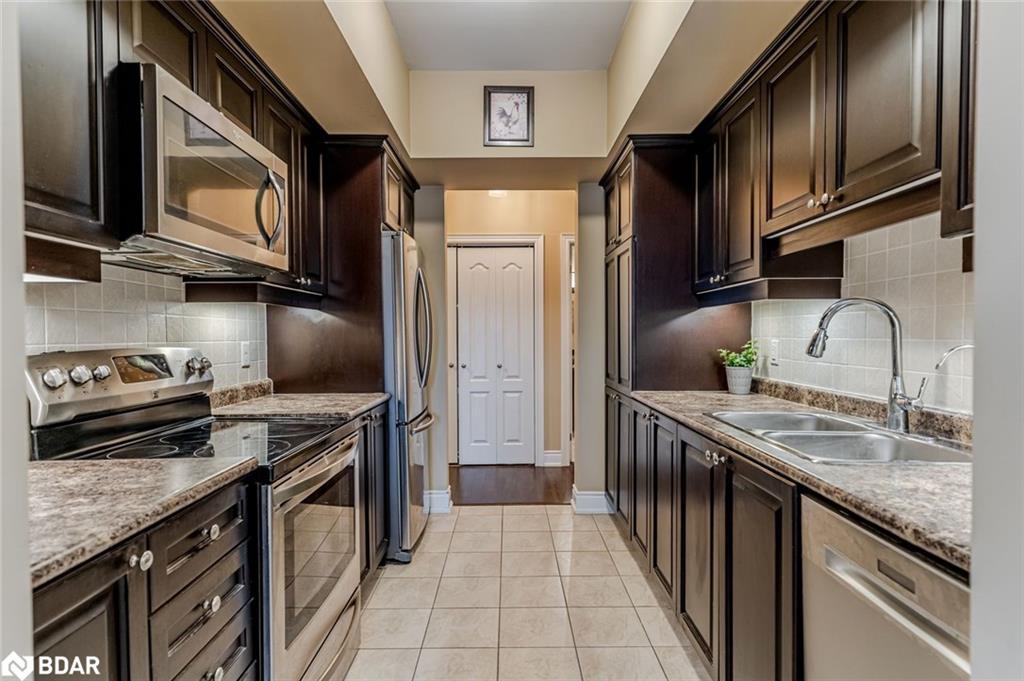 212-44 Ferndale Drive S, Barrie, ON - Indoor Photo Showing Kitchen With Stainless Steel Kitchen With Double Sink
