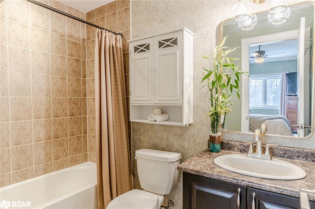 212-44 Ferndale Drive S, Barrie, ON - Indoor Photo Showing Bathroom