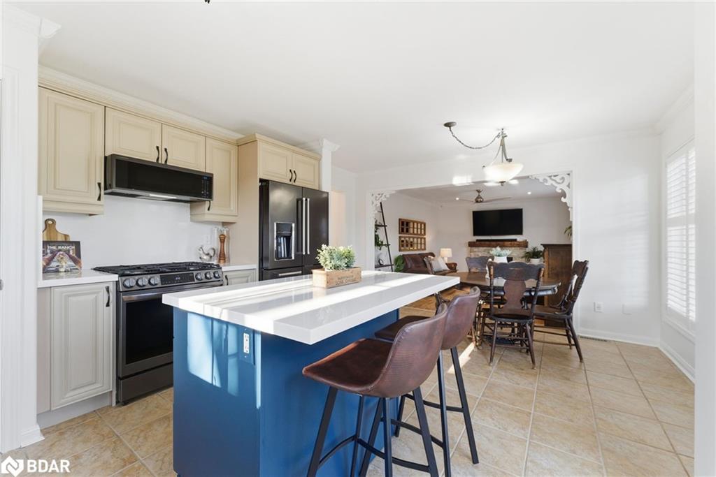 1667 Dempsey Crescent, Milton, ON - Indoor Photo Showing Kitchen With Upgraded Kitchen