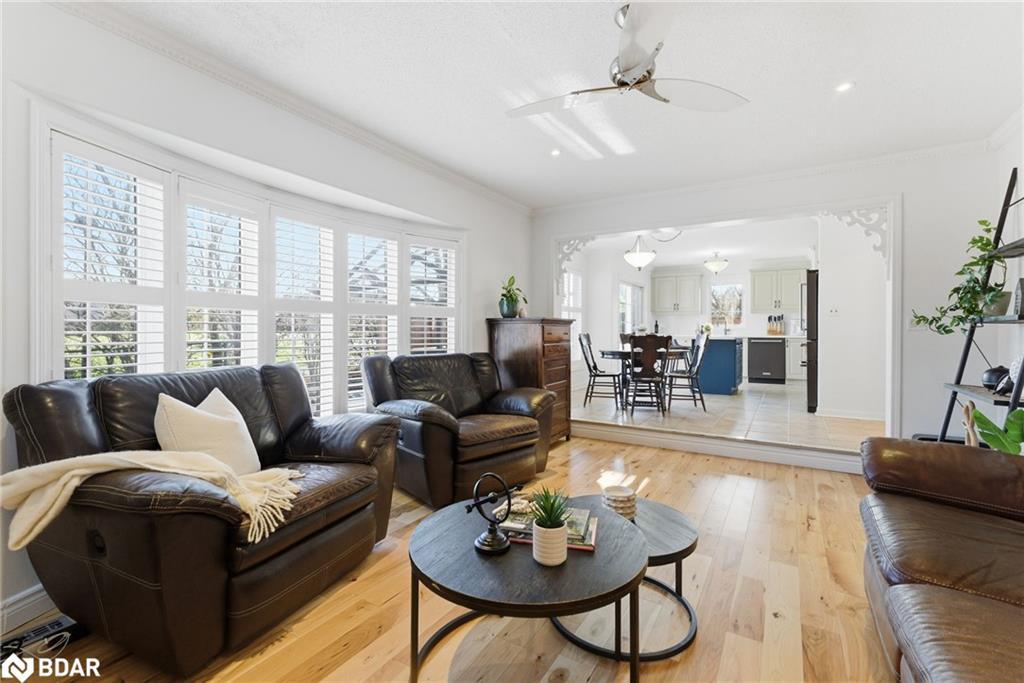 1667 Dempsey Crescent, Milton, ON - Indoor Photo Showing Living Room