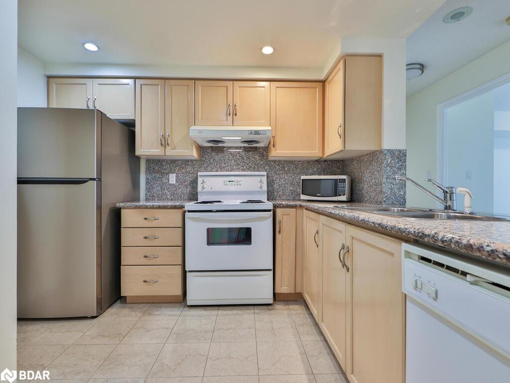 318-168 Simcoe Street, Toronto, ON - Indoor Photo Showing Kitchen