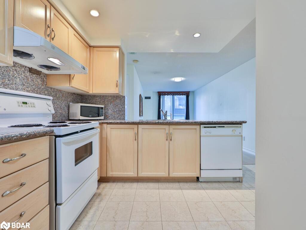 318-168 Simcoe Street, Toronto, ON - Indoor Photo Showing Kitchen