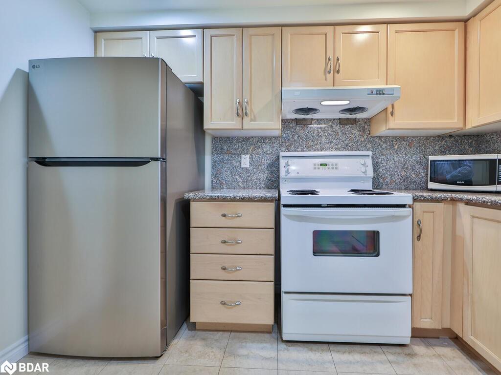 318-168 Simcoe Street, Toronto, ON - Indoor Photo Showing Kitchen