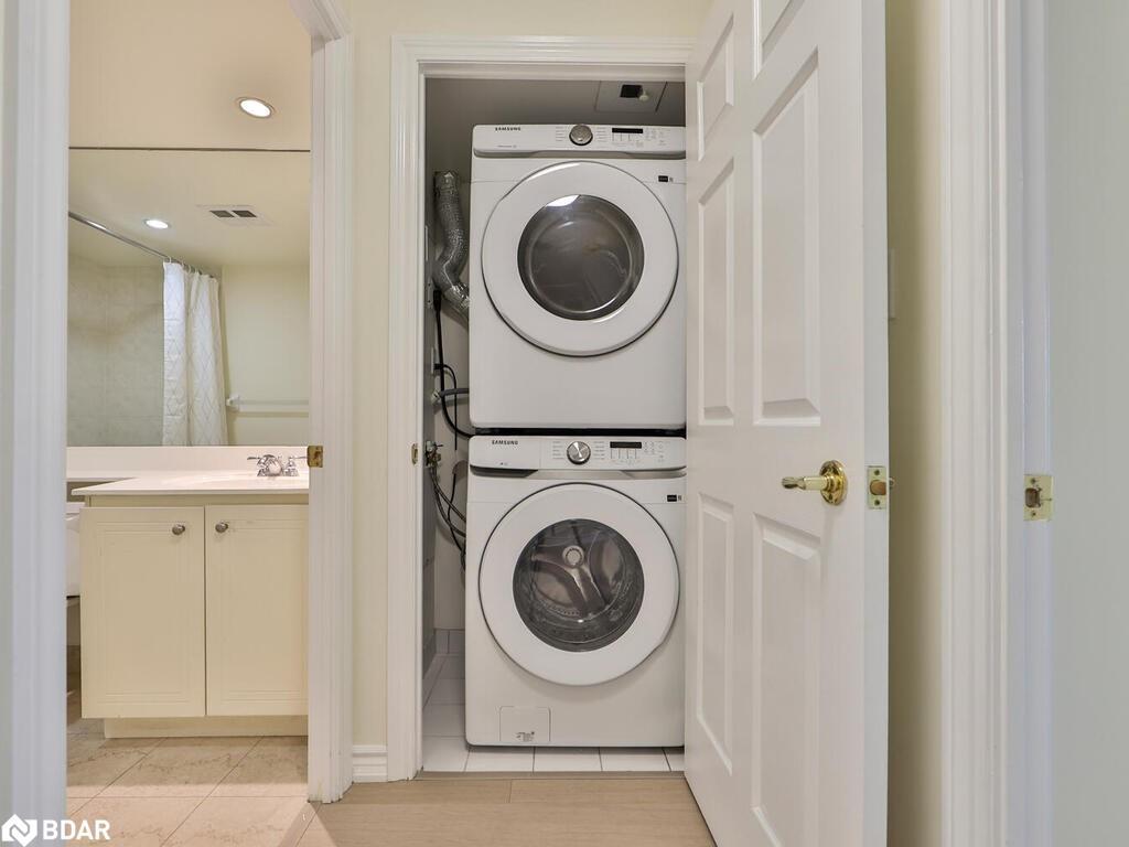 318-168 Simcoe Street, Toronto, ON - Indoor Photo Showing Laundry Room