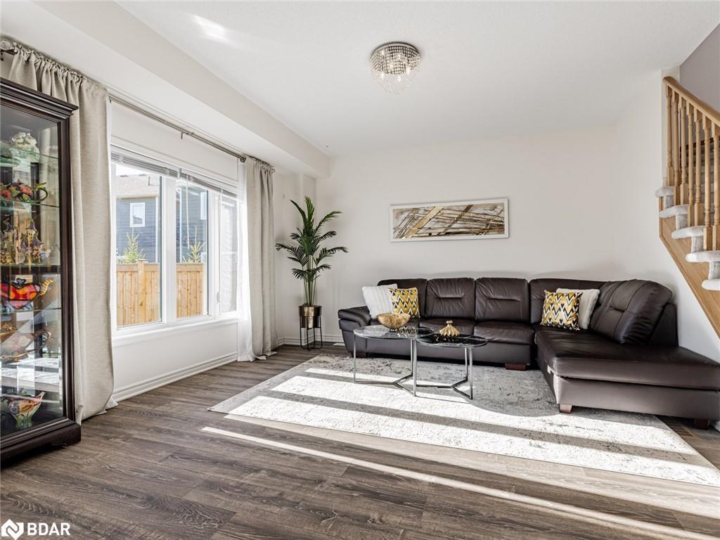6 Bobolink Drive, Wasaga Beach, ON - Indoor Photo Showing Living Room