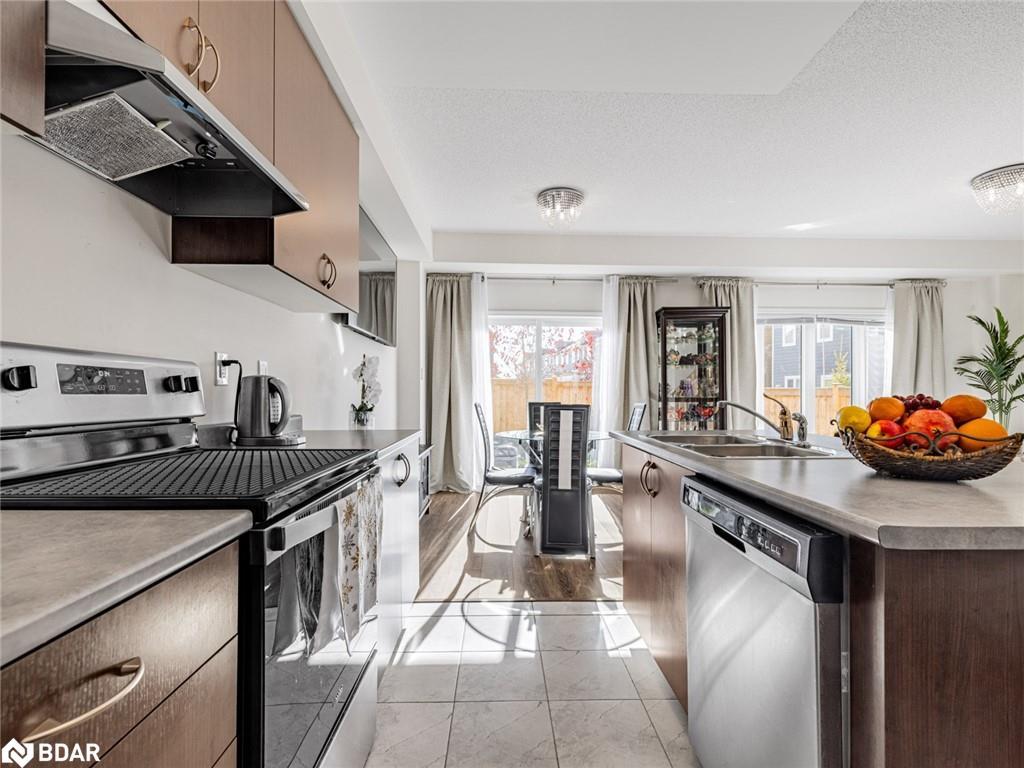 6 Bobolink Drive, Wasaga Beach, ON - Indoor Photo Showing Kitchen With Double Sink