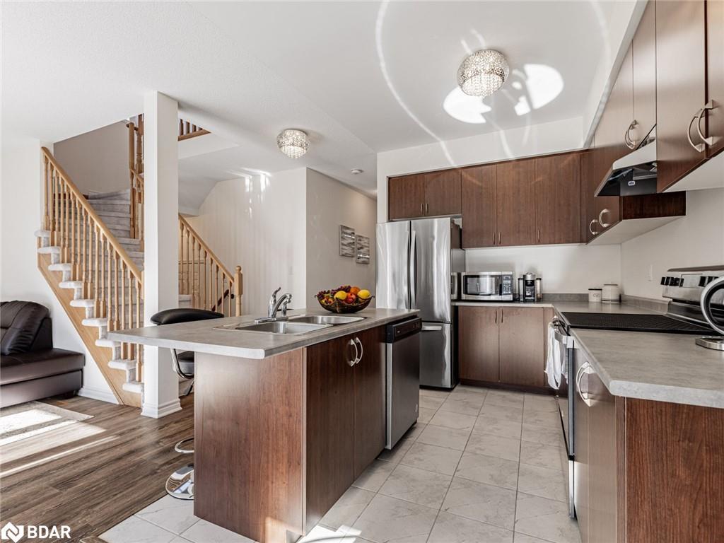 6 Bobolink Drive, Wasaga Beach, ON - Indoor Photo Showing Kitchen With Double Sink