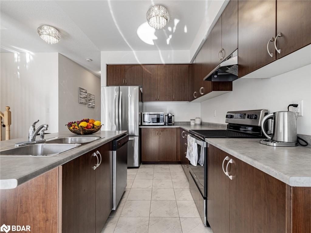 6 Bobolink Drive, Wasaga Beach, ON - Indoor Photo Showing Kitchen With Double Sink