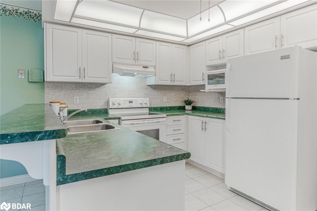 465 Ferndale Drive N, Barrie, ON - Indoor Photo Showing Kitchen With Double Sink