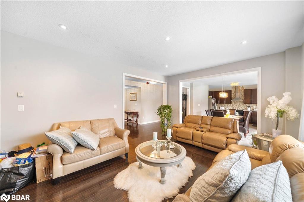 1426 Kellough Street, Innisfil, ON - Indoor Photo Showing Living Room