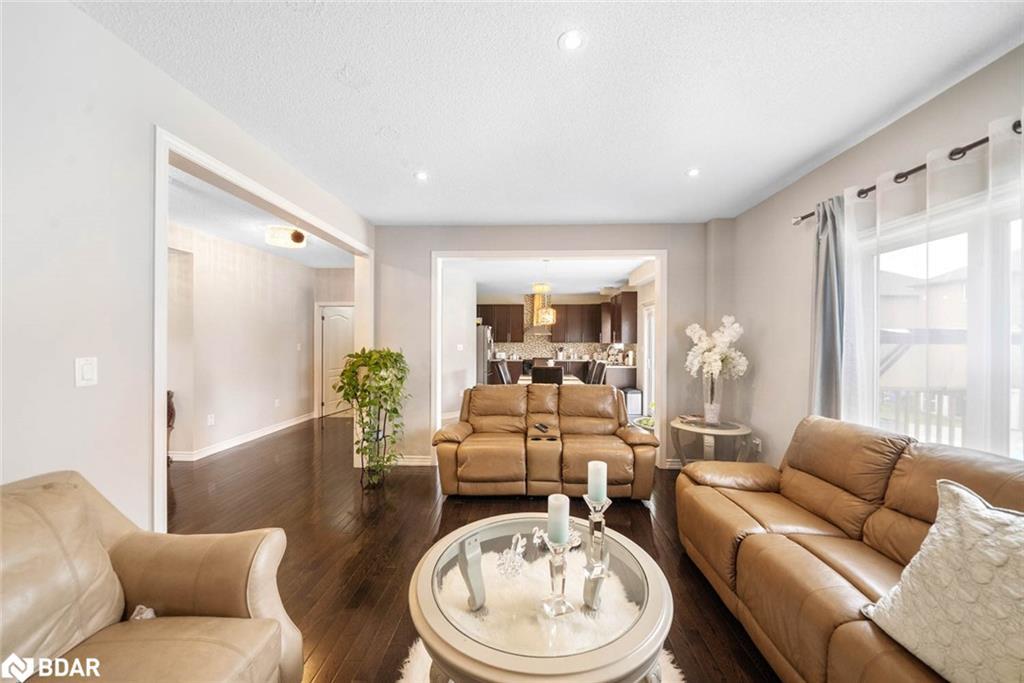 1426 Kellough Street, Innisfil, ON - Indoor Photo Showing Living Room