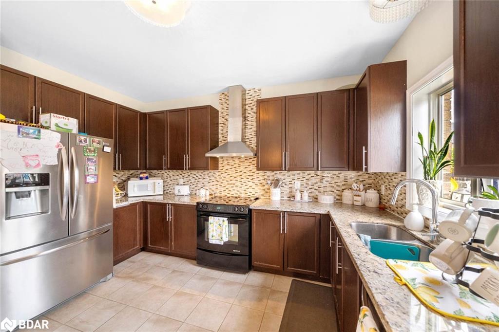 1426 Kellough Street, Innisfil, ON - Indoor Photo Showing Kitchen With Upgraded Kitchen