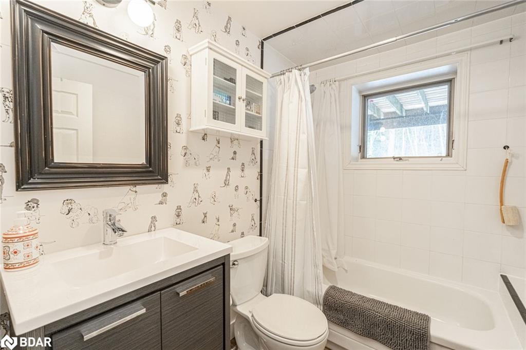 7816 6Th Line, Essa, ON - Indoor Photo Showing Bathroom