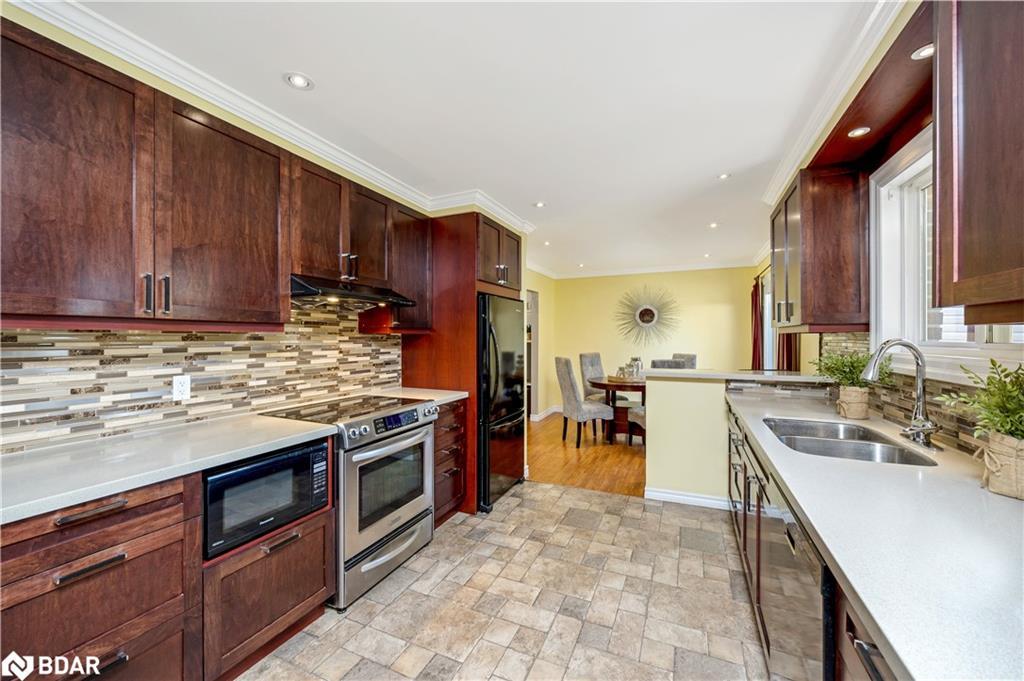 14360 Sixth Line, Halton Hills, ON - Indoor Photo Showing Kitchen With Double Sink With Upgraded Kitchen