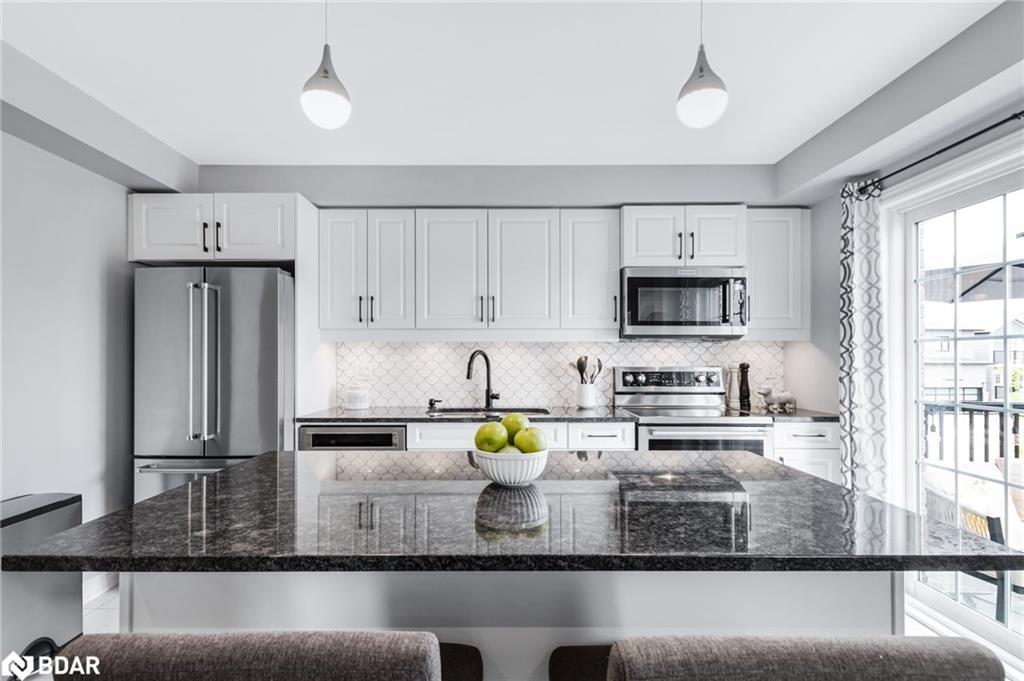 11 Kodiak Terrace, Barrie, ON - Indoor Photo Showing Kitchen With Stainless Steel Kitchen With Upgraded Kitchen