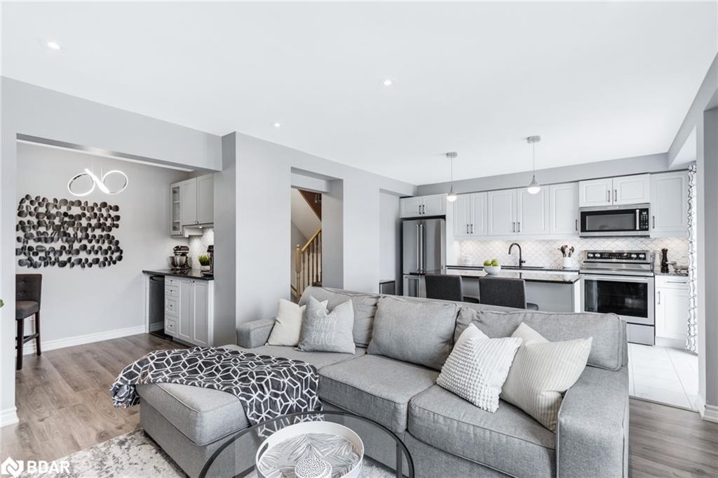 11 Kodiak Terrace, Barrie, ON - Indoor Photo Showing Living Room