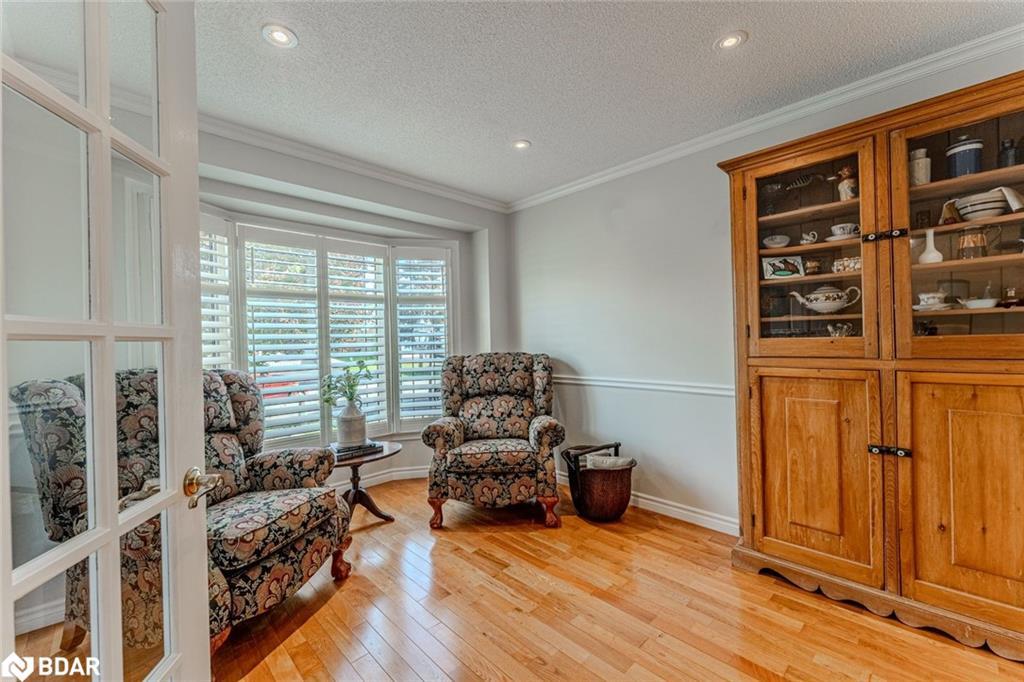 222 Bishop Drive, Barrie, ON - Indoor Photo Showing Living Room