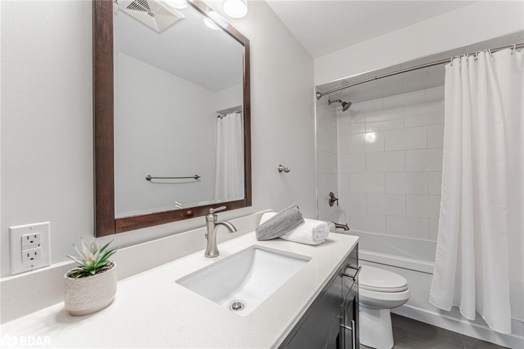 222 Bishop Drive, Barrie, ON - Indoor Photo Showing Bathroom