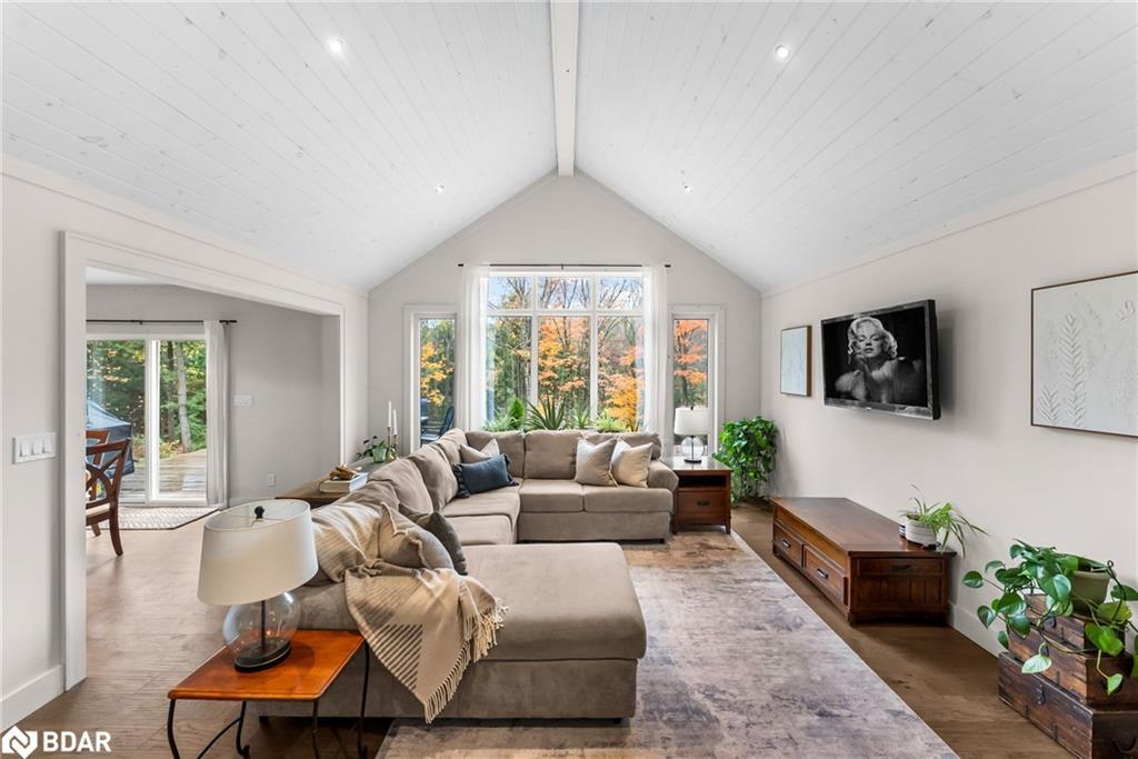 1698 Reay Road, Bracebridge, ON - Indoor Photo Showing Living Room