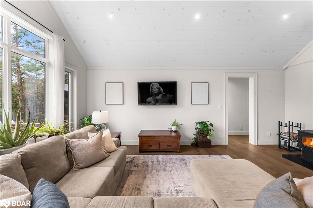 1698 Reay Road, Bracebridge, ON - Indoor Photo Showing Living Room