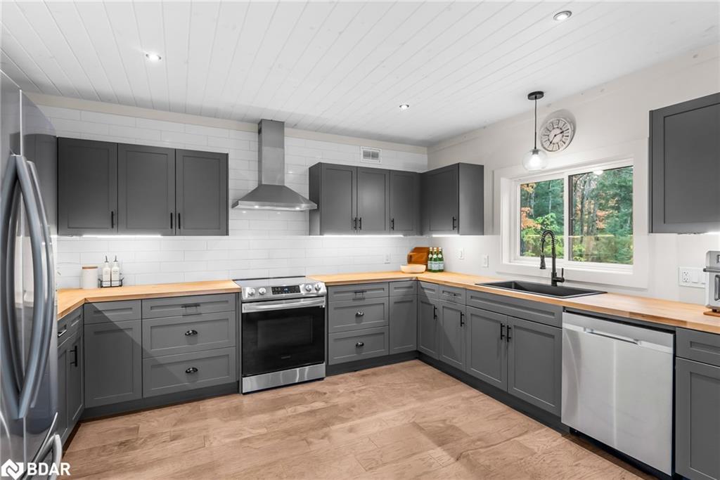 1698 Reay Road, Bracebridge, ON - Indoor Photo Showing Kitchen With Upgraded Kitchen